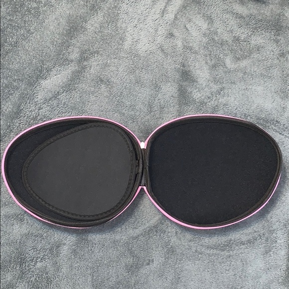 High-grade invisible sticky bra w/cute pink case - Picture 5 of 14